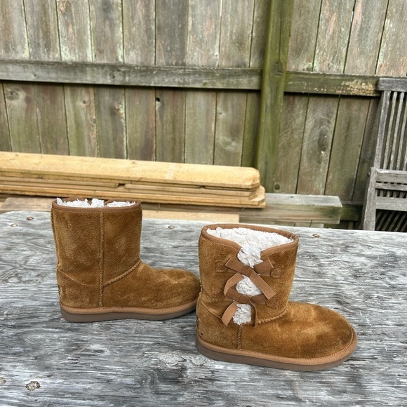 Koolaburra Ugg Victoria Short Bow Tan Suede
Winter Booties Shoes, size 1‎ - Picture 1 of 9